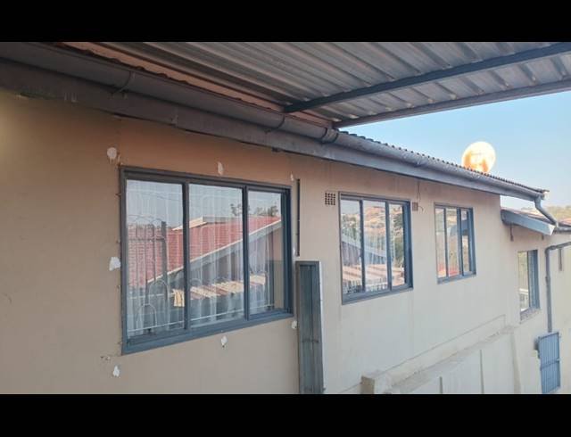 5 BEDROOM HOUSE FOR SALE IN CROSSMOOR